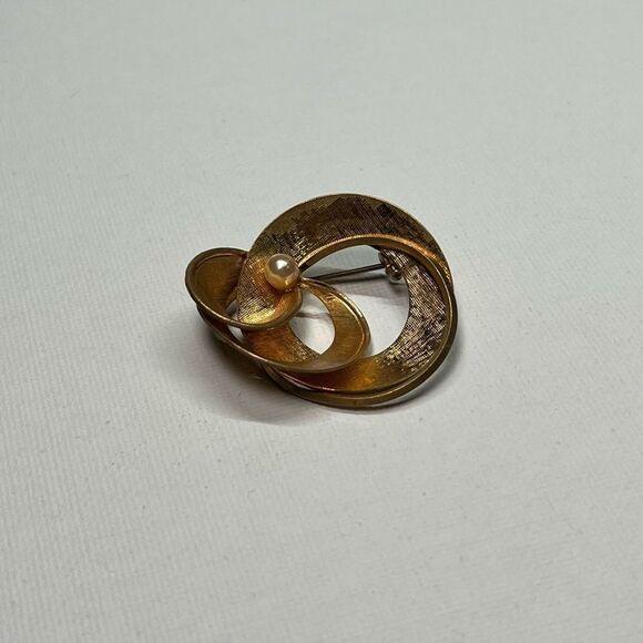 Vintage Gold-Tone Textured Brooch W/ Faux Pearl - Picture 2 of 5